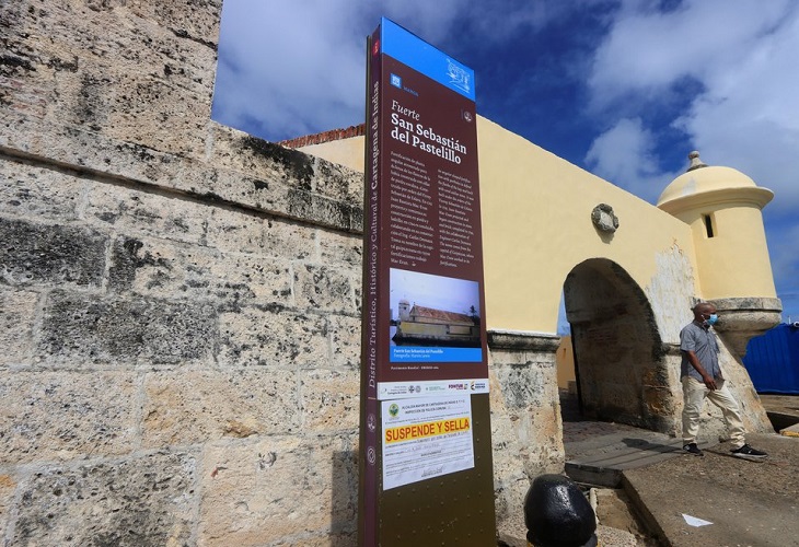 Empresa causa polémica al pintar la muralla del fuerte de Cartagena de Indias