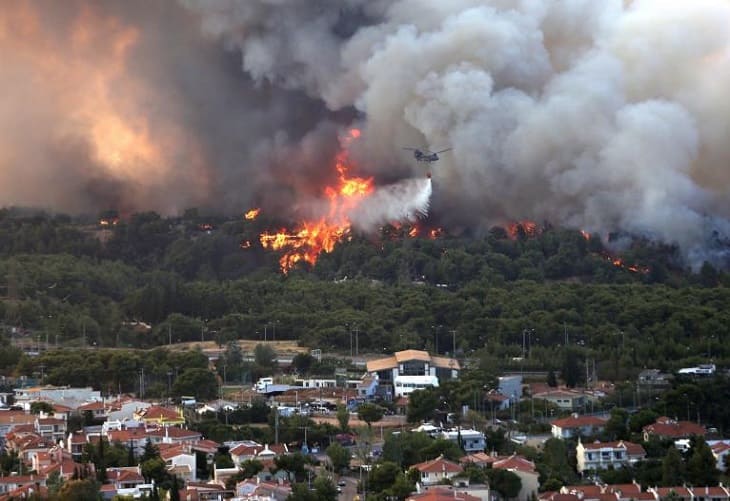 Evacúan tres suburbios de Atenas por un fuerte incendio