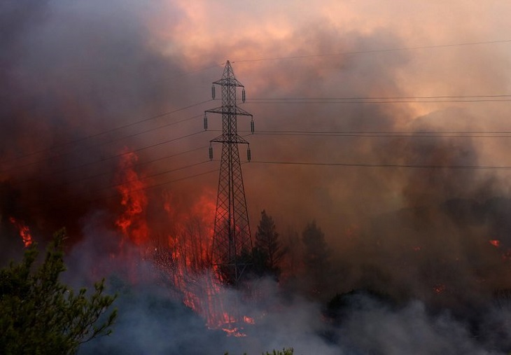 Grecia continúa luchando en distintos frentes contra incendios descontrolados