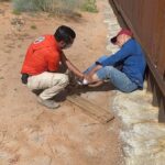Hallan a migrante que cayó del muro de EE.UU. y llevaba tres días lesionado