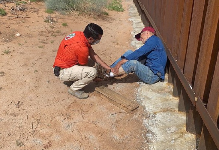 Hallan a migrante que cayó del muro de EE.UU. y llevaba tres días lesionado