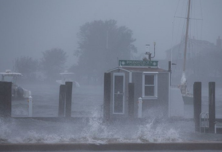 Henri deja a su paso inundaciones, miles sin luz y vuelos cancelados