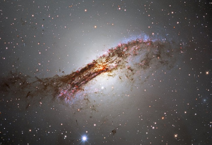 La galaxia Centaurus A, fotografiada con gran detalle desde Chile