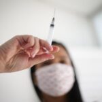 La tercera dosis de la vacuna contra la covid-9 se abre paso en Europa