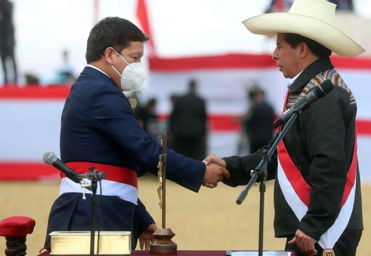 Líderes de derecha reclaman la salida del primer ministro de Perú