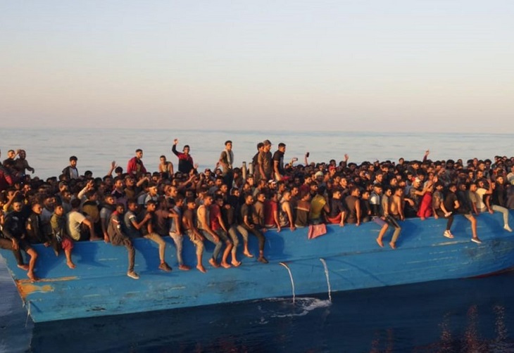 Llegan 539 migrantes en una barcaza a la isla italiana de Lampedusa