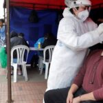 Los casos de covid siguen disminuyendo en Colombia, pero escasean vacunas