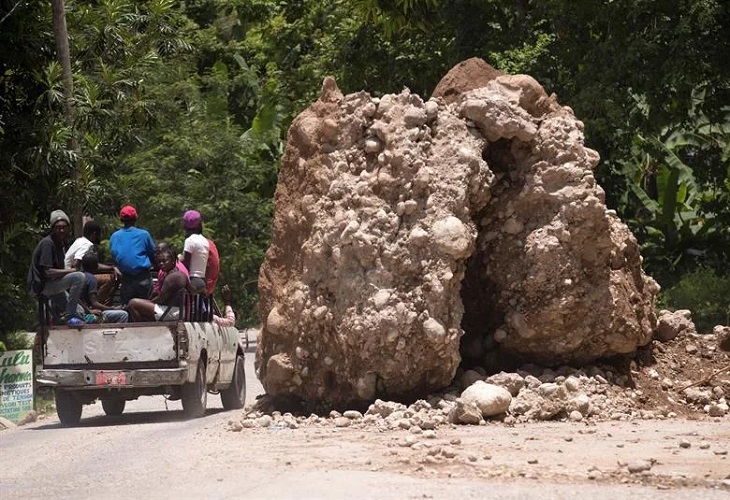 Los daños del sismo en las vías de Haití dificultan la ayuda a zonas remotas