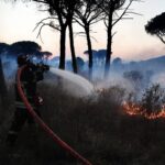 Menos bomberos en el fuego de la Costa Azul, que ni avanza ni está controlado