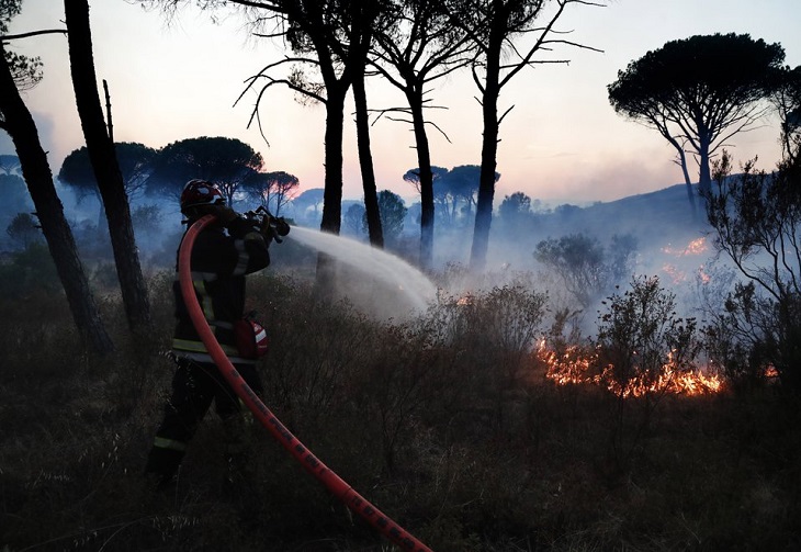 Menos bomberos en el fuego de la Costa Azul, que ni avanza ni está controlado