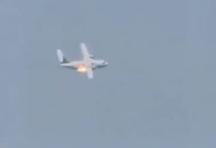 Momento en que se estrella avión militar ruso durante un vuelo de prueba