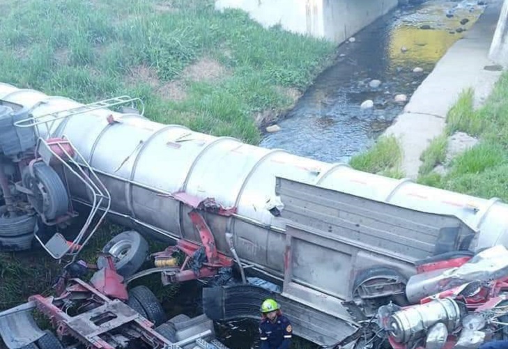 Muere conductor de camión tras chocar con baranda en vía San Martin - Aguachica