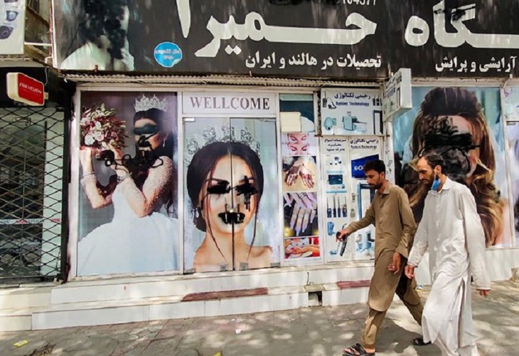 Mujeres afganas desafían a los talibanes exigiendo sus derechos