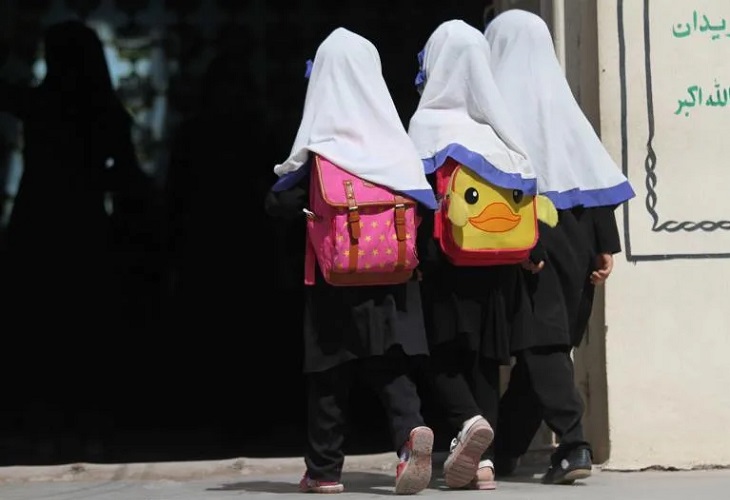 Mujeres y niñas, grandes víctimas del resurgimiento talibán, según un analista