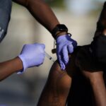 OMS - las dosis de refuerzo amenazan la vacunación contra covid-19 en África
