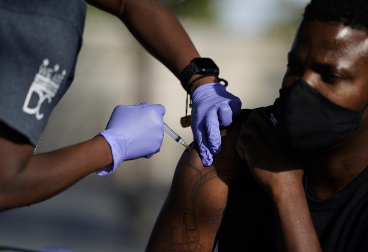 OMS - las dosis de refuerzo amenazan la vacunación contra covid-19 en África