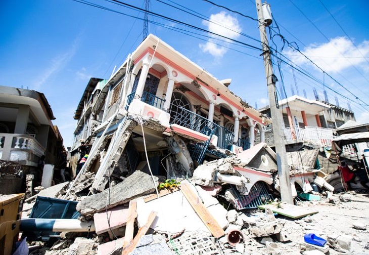 Organizaciones piden instalar albergues de inmediato tras sismo en Haití