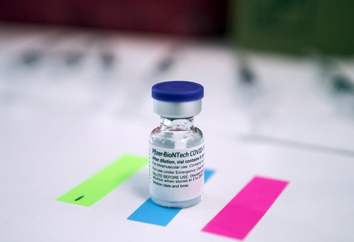 Regulador de EE.UU. concede su aprobación total a la vacuna de Pfizer