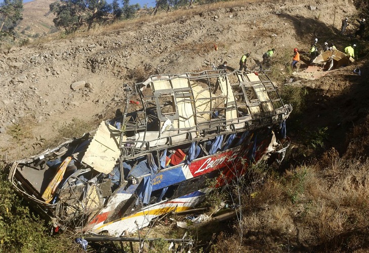 Suben a 29 los muertos en un autobús que se estrelló y cayó a un barranco en Perú