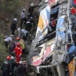 Suben a 33 los muertos en el autobús que se estrelló y cayó a un barranco en Perú