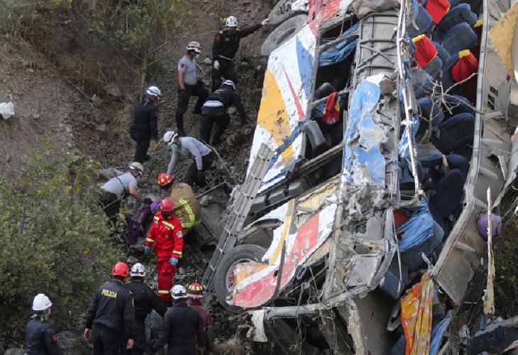 Suben a 33 los muertos en el autobús que se estrelló y cayó a un barranco en Perú