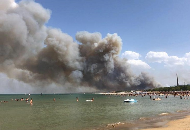 Un incendio en Pescara provoca 5 heridos y pone en jaque una reserva natural