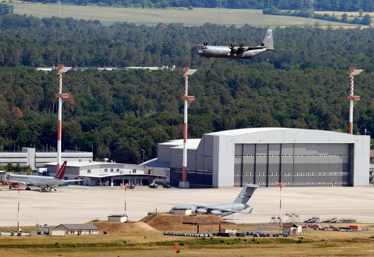 Una mujer afgana evacuada da a luz en un avión de la fuerza aérea de EE.UU.