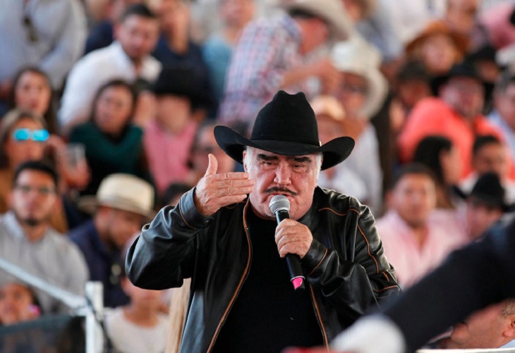 Vicente Fernández permanece en terapia intensiva y se alimenta con una sonda