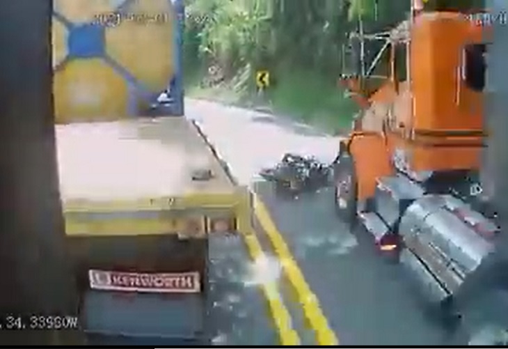 Motociclista se salva de la muerte debajo de una 'mula' en Santa Bárbara
