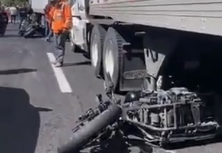 Imágenes de motociclista que cayó en mega -accidente en la carretera México-Cuernavaca