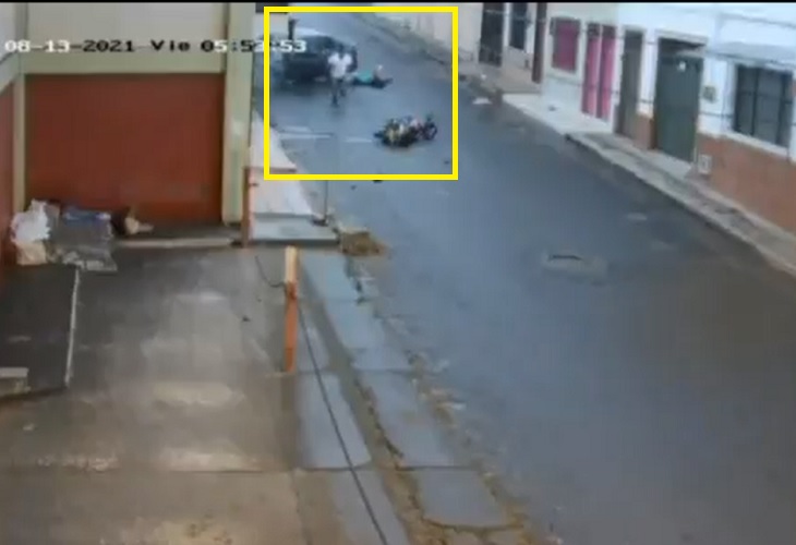 Muere motociclista en accidente con auto en Sevilla, Valle, el conductor sale corriendo
