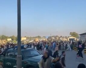 Reportan varios muertos en aeropuerto de Kabul, donde hay caos