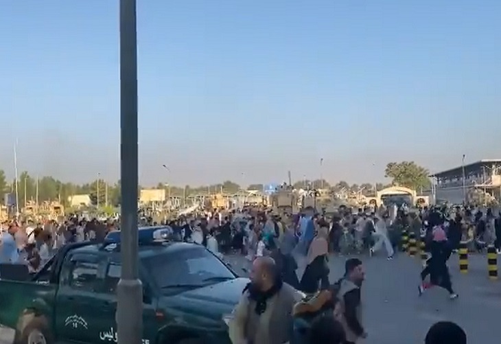 Reportan varios muertos en aeropuerto de Kabul, donde hay caos