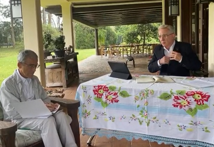 Tomás Uribe y sus entradas exaltadas durante reunión Uribe y De Roux