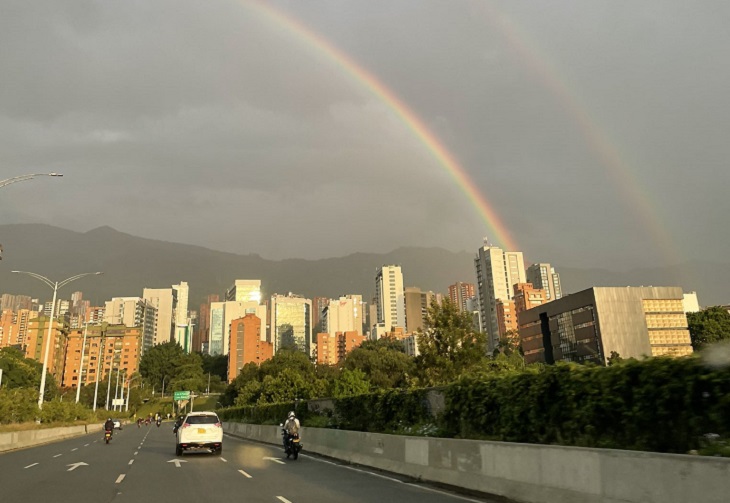 Un doble arcoíris engalanó el cielo de Medellín