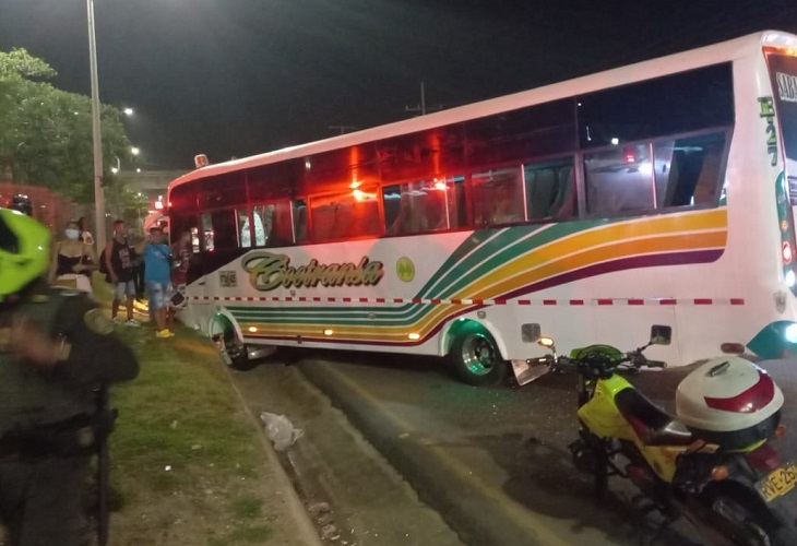 Atraco masivo a bus de Cootransa dejó varios heridos y un choque