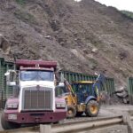 Vía Bogotá-Villavicencio sigue cerrada tras caída de una enorme roca