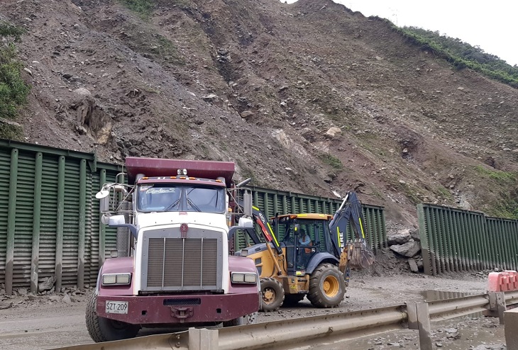 Vía Bogotá-Villavicencio sigue cerrada tras caída de una enorme roca