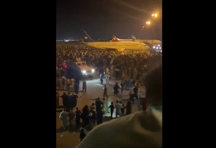 Caos en aeropuerto de Kabul por intentos de afganos y extranjeros de abordar un avión