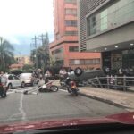 Cae carro del parqueadero del edificio Lugo en Medellín y aplasta a otro