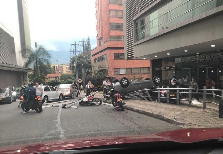 Cae carro del parqueadero del edificio Lugo en Medellín y aplasta a otro