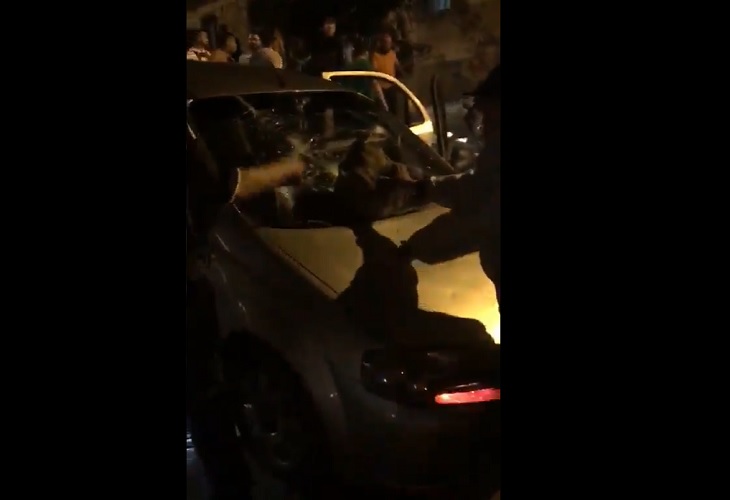 Destrozan carro de ladrones que robaron en una tienda del barrio Buenos Aires