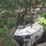 Camión recolector de Enviaseo cayó a una canalización en peaje Niquía de Bello