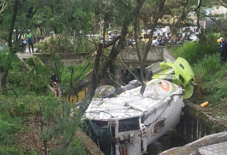 Camión recolector de Enviaseo cayó a una canalización en peaje Niquía de Bello