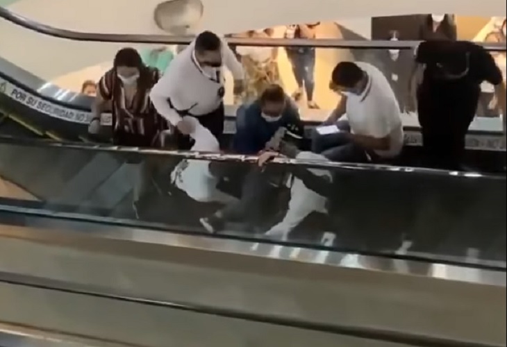 A niño se le atascó un pie en escaleras eléctricas del centro comercial Cacique
