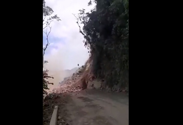 Impresionante derrumbe en la vía Anorí - El Limón provocó cierre total