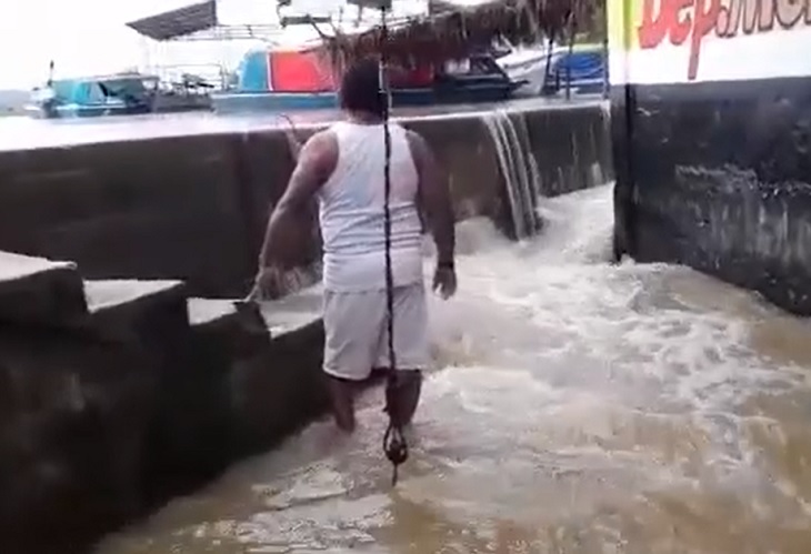 Las aguas del río Cauca sobrepasan muro y se meten por las calles de Guaranda