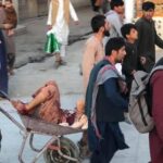 En carretillas sacan a heridos del atentado suicida en el aeropuerto de Kabul