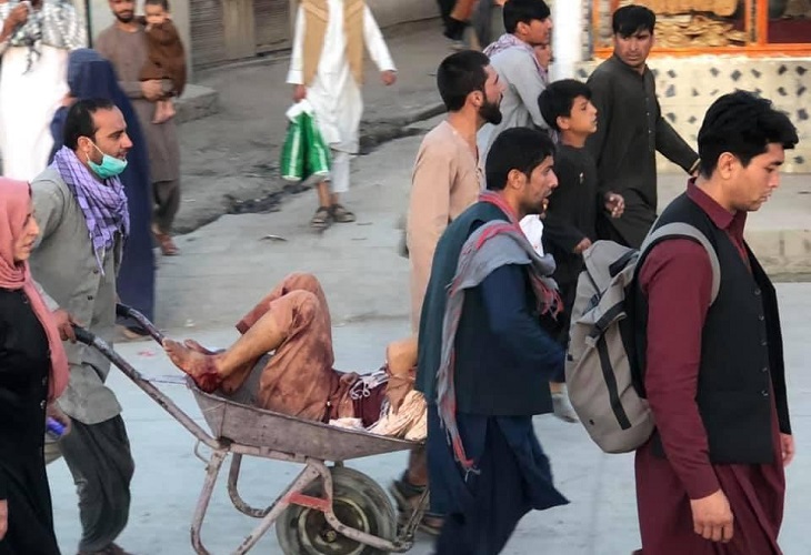 En carretillas sacan a heridos del atentado suicida en el aeropuerto de Kabul