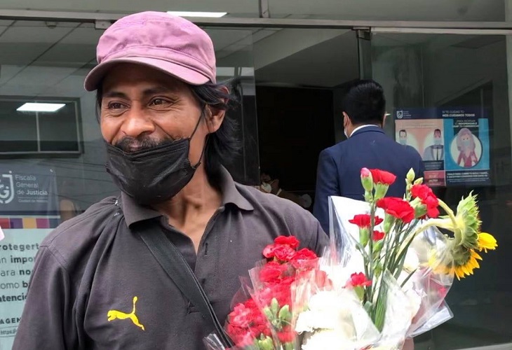 La verdad sobre el hombre que regala flores porque encontró a su hija